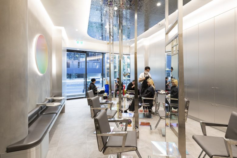 éclat Atelier美發沙龍店鋪空間設計“銀色墻壁太空時代外觀”