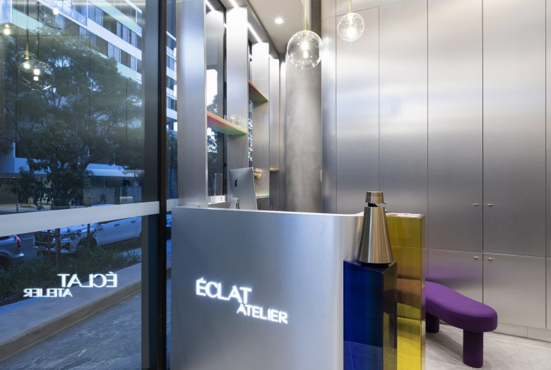 éclat Atelier美發沙龍店鋪空間設計“銀色墻壁太空時代外觀”