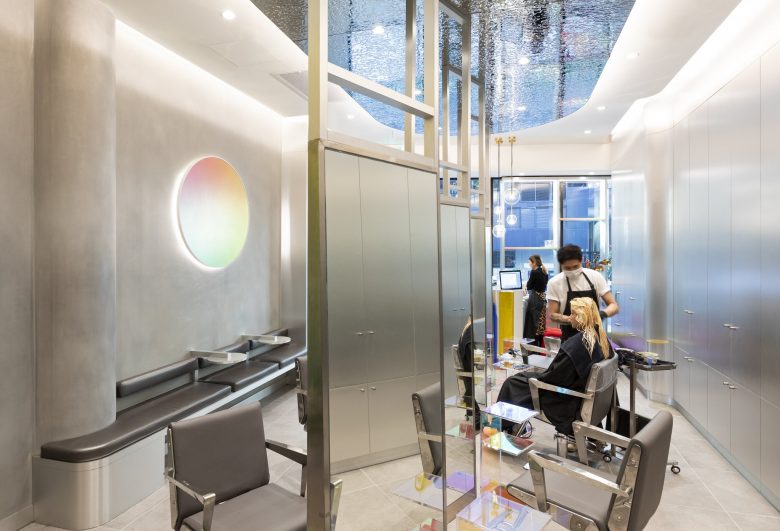 éclat Atelier美發沙龍店鋪空間設計“銀色墻壁太空時代外觀”