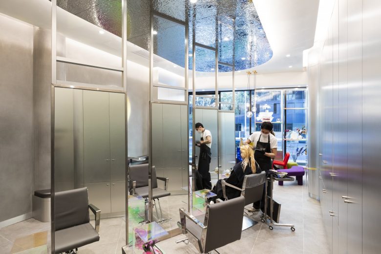 éclat Atelier美發沙龍店鋪空間設計“銀色墻壁太空時代外觀”