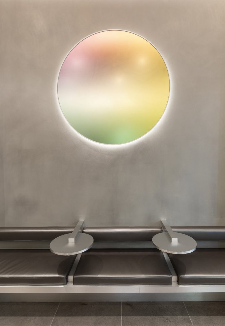 éclat Atelier美發沙龍店鋪空間設計“銀色墻壁太空時代外觀”