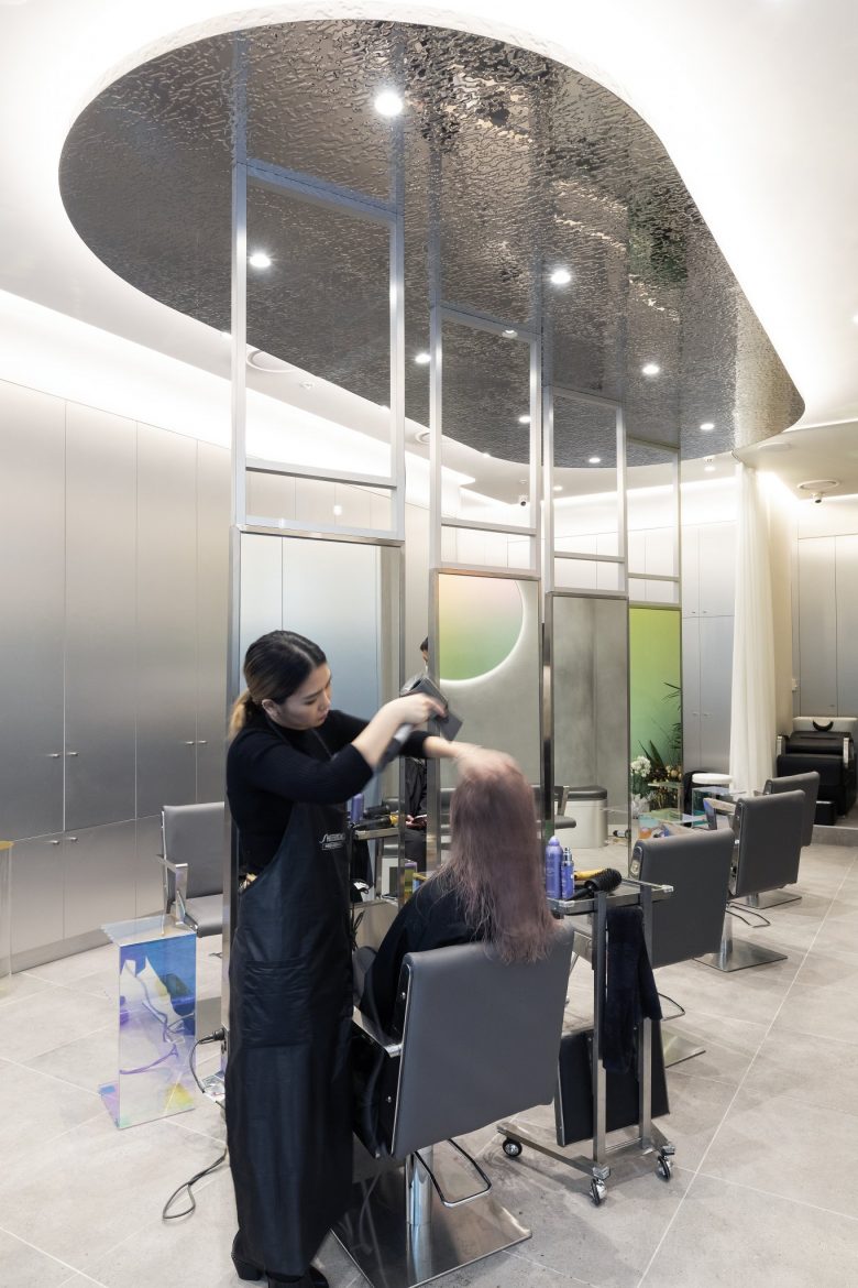 éclat Atelier美發沙龍店鋪空間設計“銀色墻壁太空時代外觀”