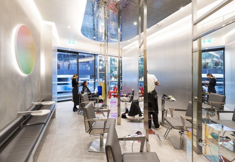 éclat Atelier美發沙龍店鋪空間設計“銀色墻壁太空時代外觀”