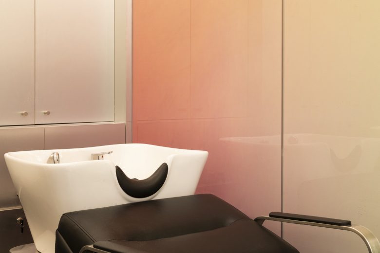 éclat Atelier美發沙龍店鋪空間設計“銀色墻壁太空時代外觀”