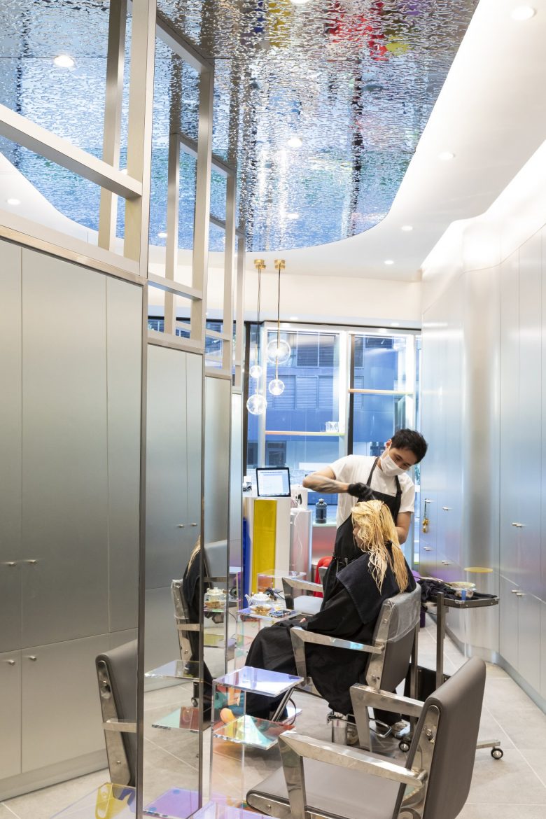 éclat Atelier美發沙龍店鋪空間設計“銀色墻壁太空時代外觀”