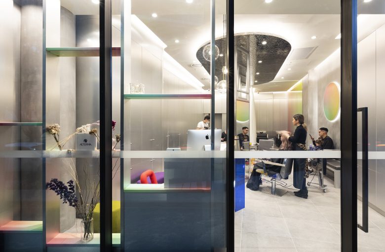 éclat Atelier美發沙龍店鋪空間設計“銀色墻壁太空時代外觀”