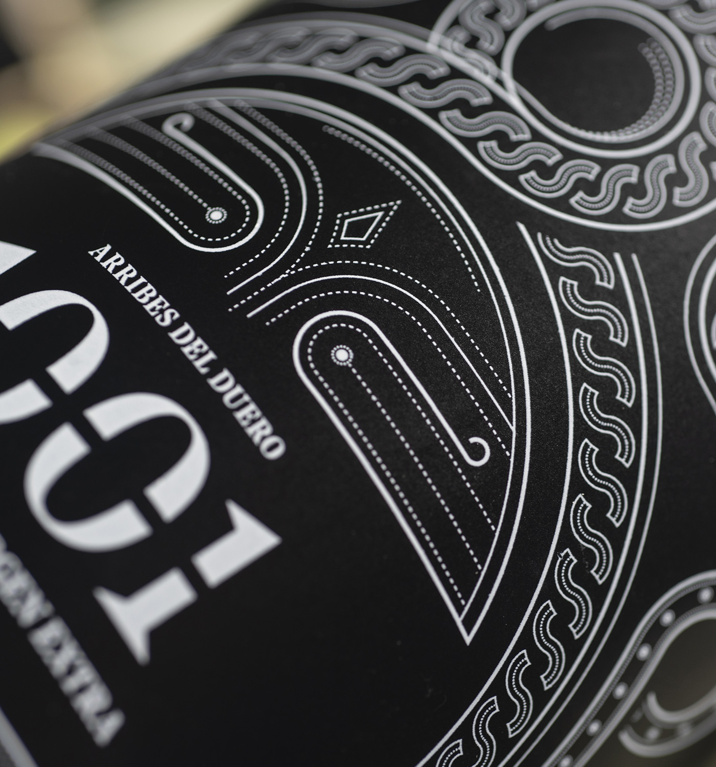 1001生態(tài)橄欖油包裝設(shè)計(jì)“線條插畫”黑色瓶子