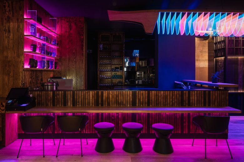 The Catch 日式酒吧餐廳空間設計“霓虹燈和漫畫”風格