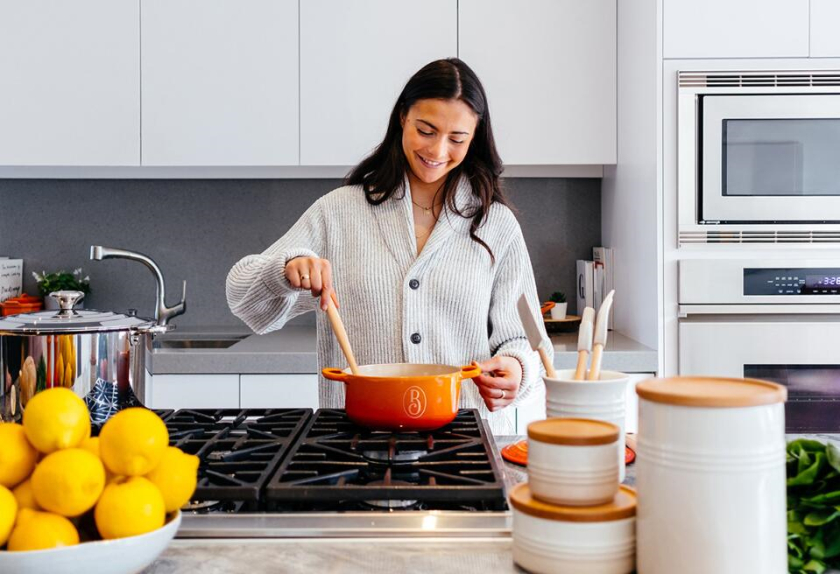 Вкусно 食品連鎖零售商品牌vi形象設計包裝設計，手寫字體+豐富配色營造食欲感