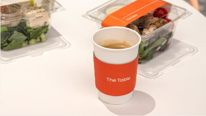 The Table 電信品牌vi視覺識別設計空間設計，與桌子結合的長長的T型水平線元素