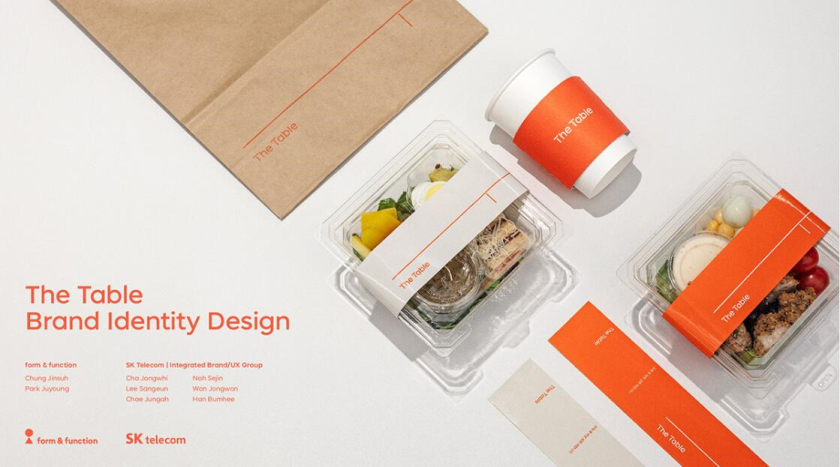 The Table 電信品牌vi視覺識別設計空間設計及導視，與桌子結合的長長的T型水平線元素