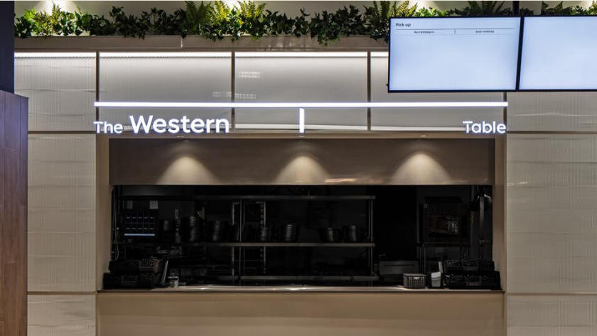 The Table 電信品牌vi視覺識別設計空間設計，與桌子結合的長長的T型水平線元素