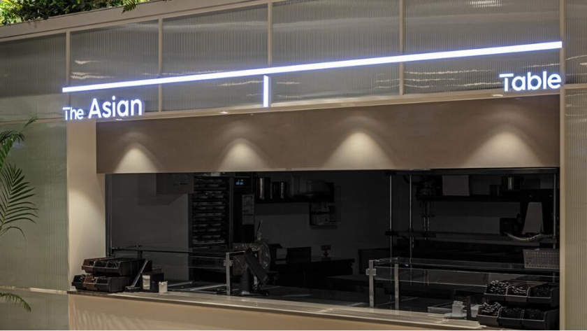 The Table 電信品牌vi視覺識別設計空間設計及導視，與桌子結合的長長的T型水平線元素