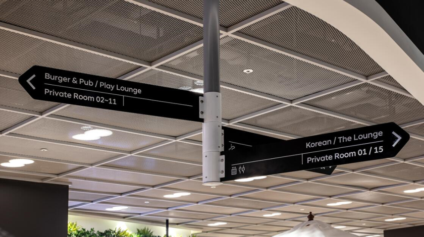 The Table 電信品牌vi視覺識別設計空間設計及導視，與桌子結合的長長的T型水平線元素