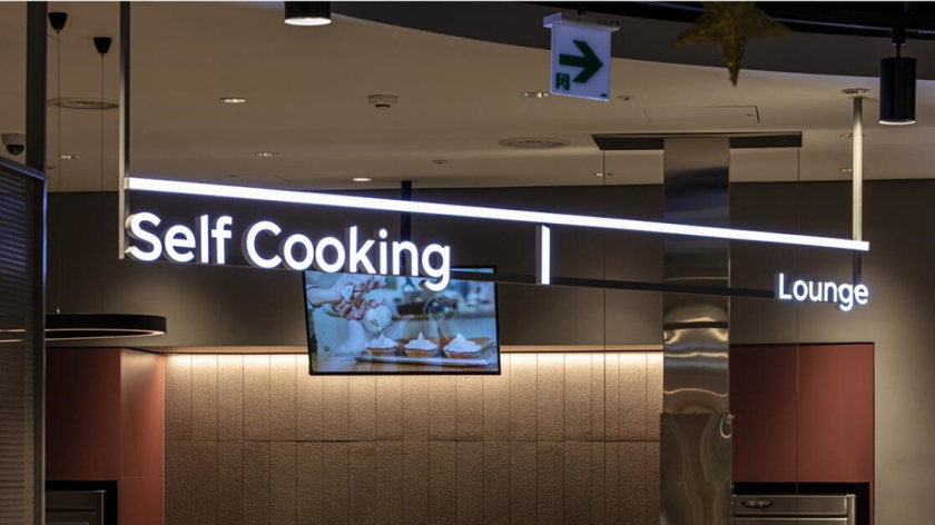 The Table 電信品牌vi視覺識別設計空間設計，與桌子結合的長長的T型水平線元素