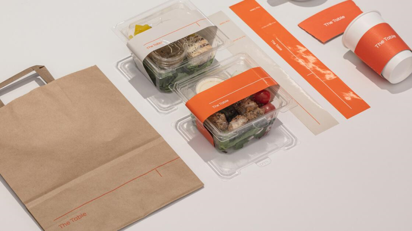 The Table 電信品牌vi視覺識別設計，與桌子結合的長長的T型水平線元素