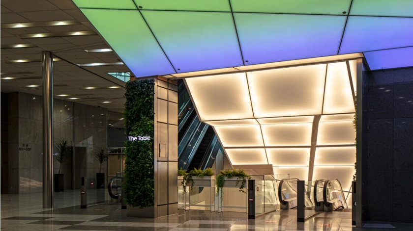 The Table 電信品牌vi視覺識別設計空間設計，與桌子結合的長長的T型水平線元素