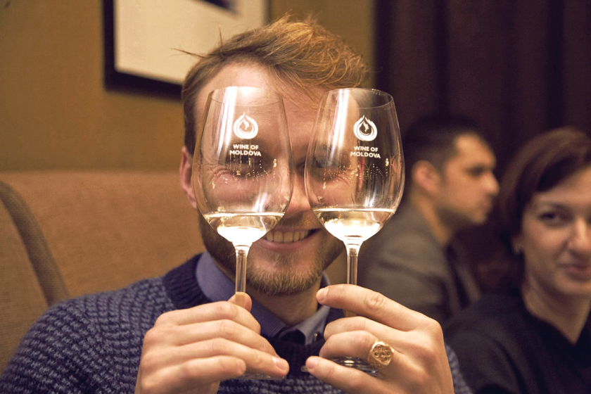 摩爾多瓦釀酒師協會logo設計“地圖+酒滴+葡萄+白鸛展翅+火”