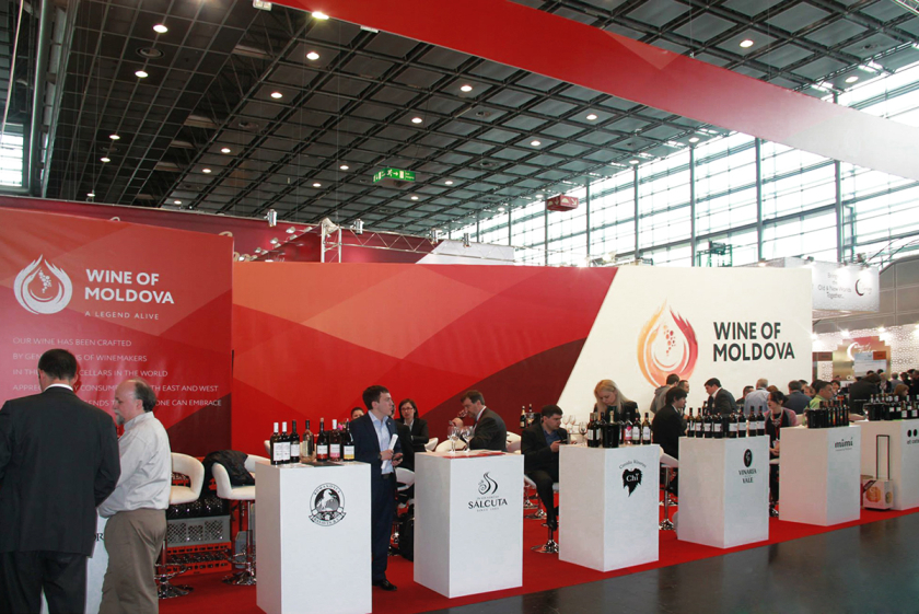 摩爾多瓦釀酒師協會logo設計“地圖+酒滴+葡萄+白鸛展翅+火”