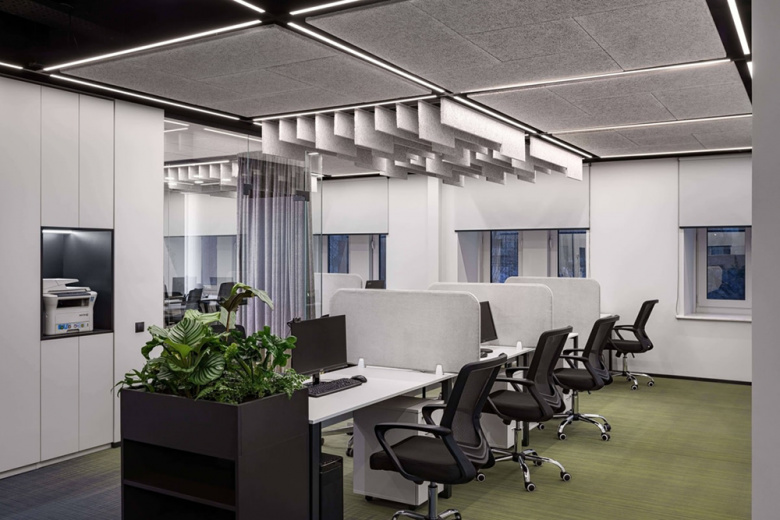 Privat 銀行辦公室空間設計，開放式空間設計分隔及充分的綠化