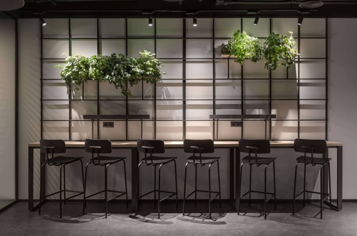 Privat 銀行辦公室空間設計，開放式空間設計分隔及充分的綠化