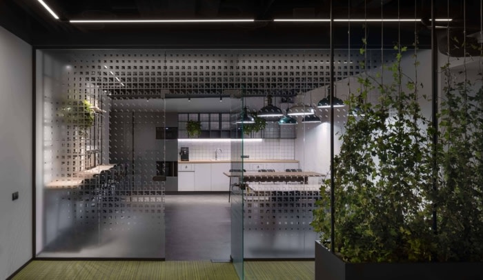 Privat 銀行辦公室空間設計，開放式空間設計分隔及充分的綠化