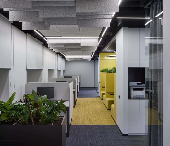 Privat 銀行辦公室空間設計，開放式空間設計分隔及充分的綠化