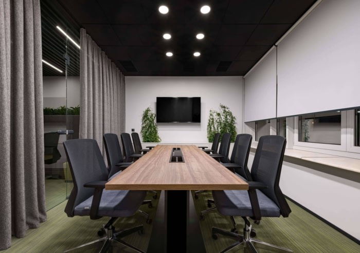 Privat 銀行辦公室空間設計，開放式空間設計分隔及充分的綠化