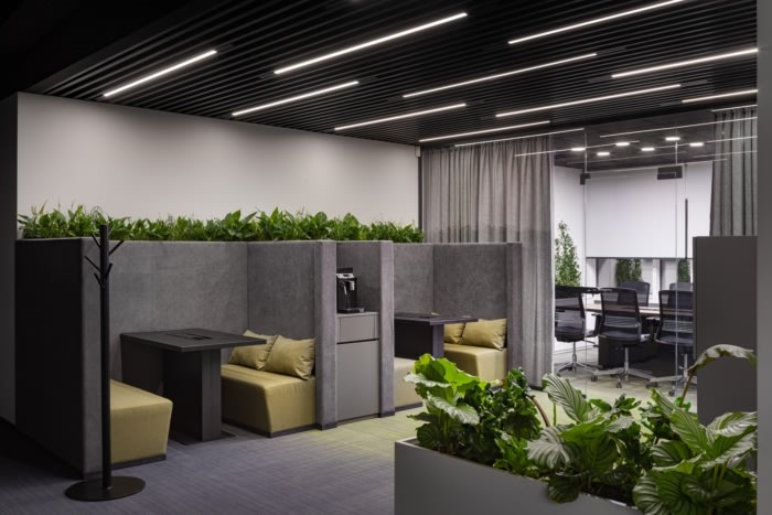 Privat 銀行辦公室空間設計，開放式空間設計分隔及充分的綠化