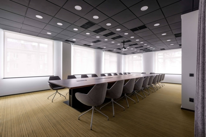 Privat 銀行辦公室空間設計，開放式空間設計分隔及充分的綠化