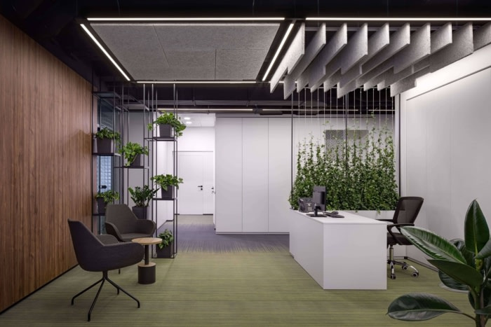 Privat 銀行辦公室空間設計，開放式空間設計分隔及充分的綠化