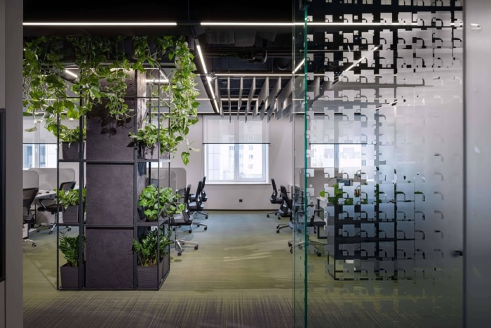 Privat 銀行辦公室空間設計，開放式空間設計分隔及充分的綠化