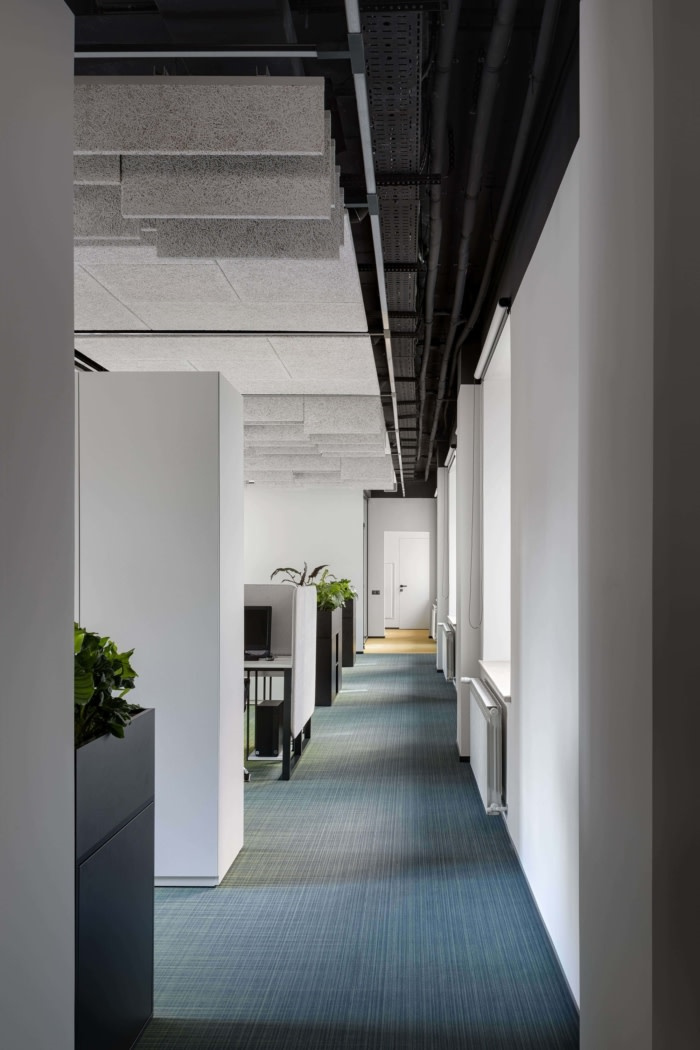 Privat 銀行辦公室空間設計，開放式空間設計分隔及充分的綠化