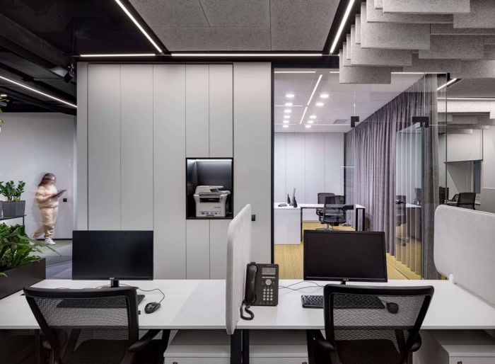 Privat 銀行辦公室空間設計，開放式空間設計分隔及充分的綠化