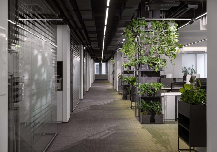 Privat 銀行辦公室空間設計，開放式空間設計分隔及充分的綠化