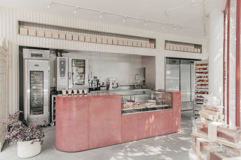 35平三角形小型面包店店鋪空間設計，優雅精致的土紅色設計