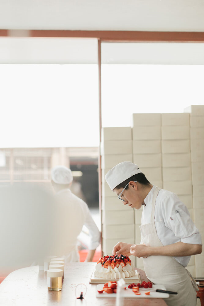 35平三角形小型面包店店鋪空間設計，優雅精致的土紅色設計