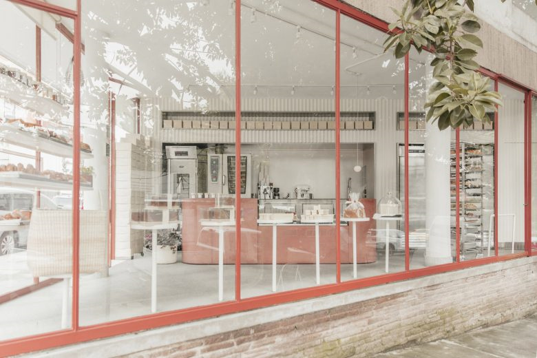 35平三角形小型面包店店鋪空間設計，優雅精致的土紅色設計