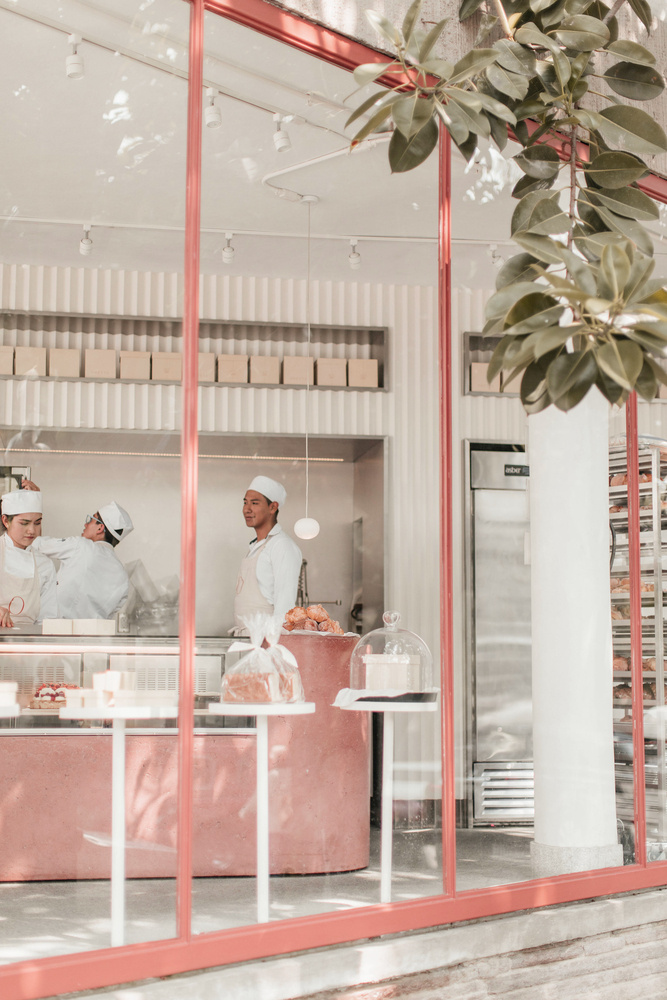 35平三角形小型面包店店鋪空間設計，優雅精致的土紅色設計