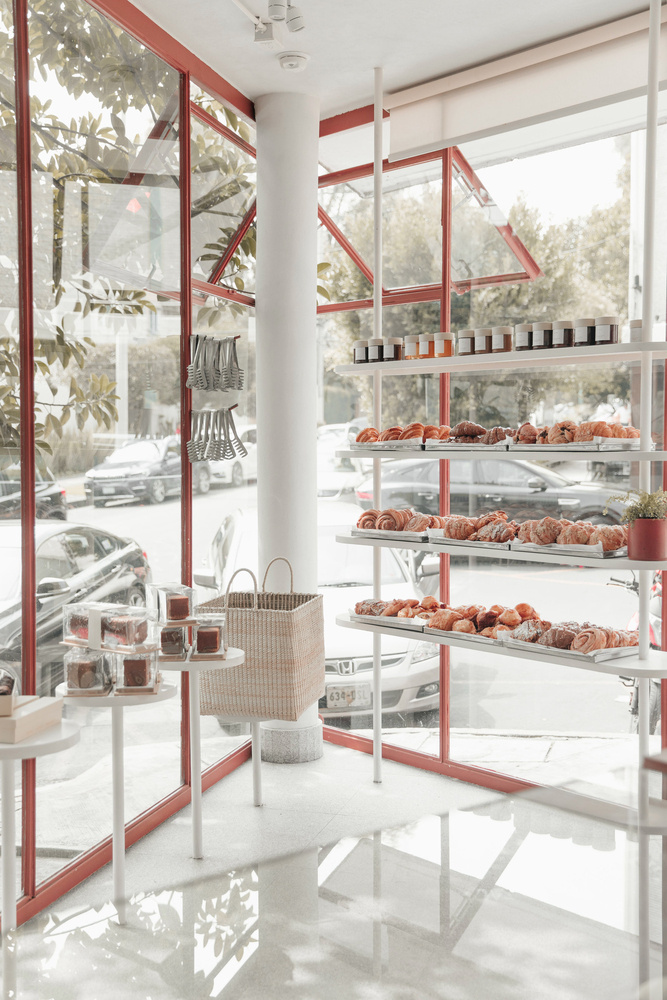 35平三角形小型面包店店鋪空間設計，優雅精致的土紅色設計