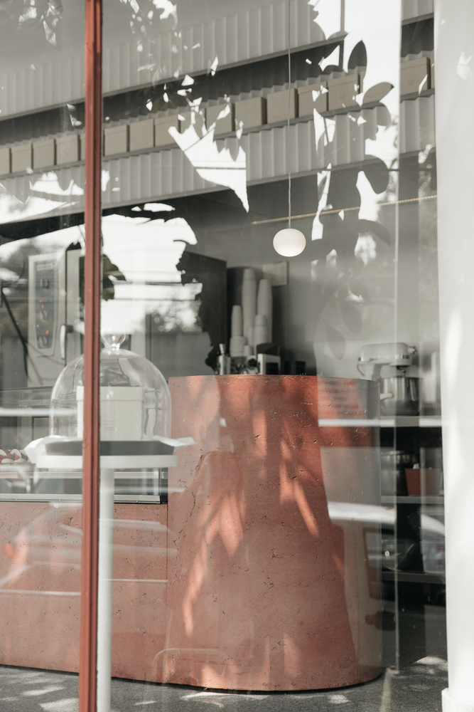 35平三角形小型面包店店鋪空間設計，優雅精致的土紅色設計