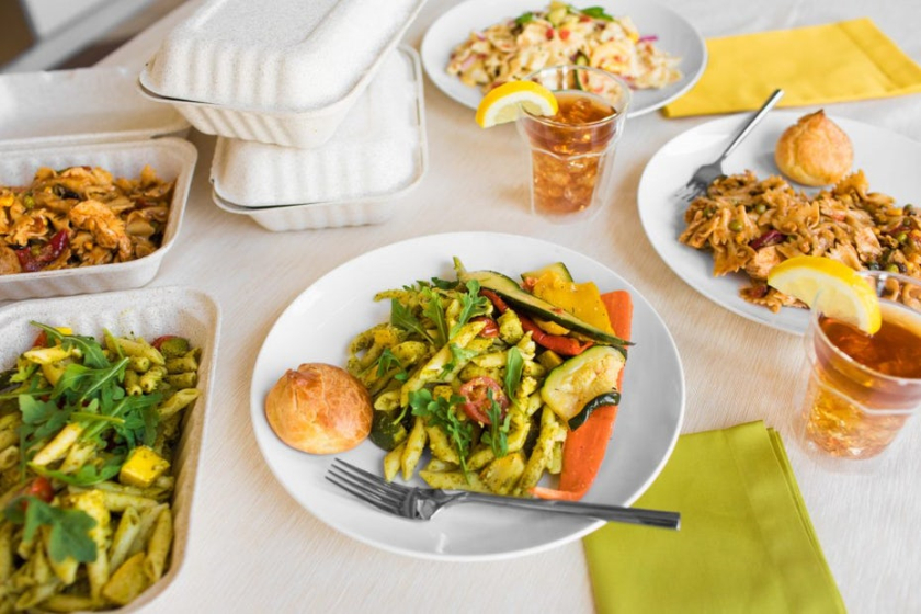 將食物從容器轉(zhuǎn)移到盤子，保持美食漂亮的外觀