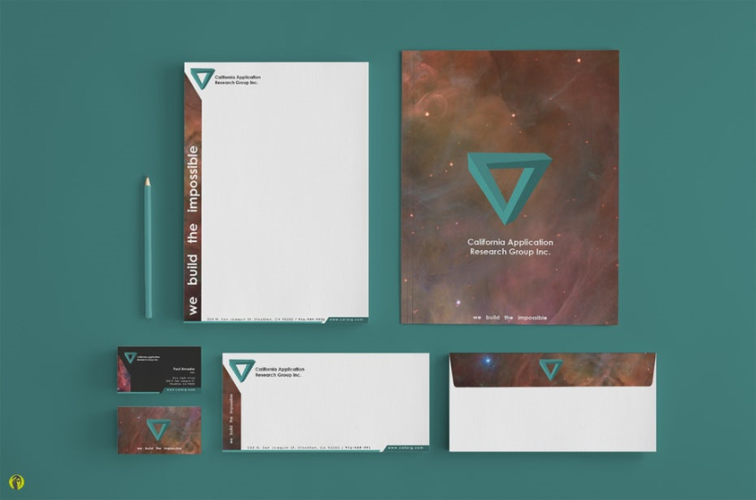 圖：帶有三角形標志logo的文具套裝