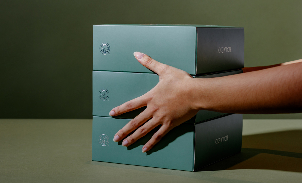 koala 植物精油綠色禮盒包裝設計，自然精致的植物花卉昆蟲插畫