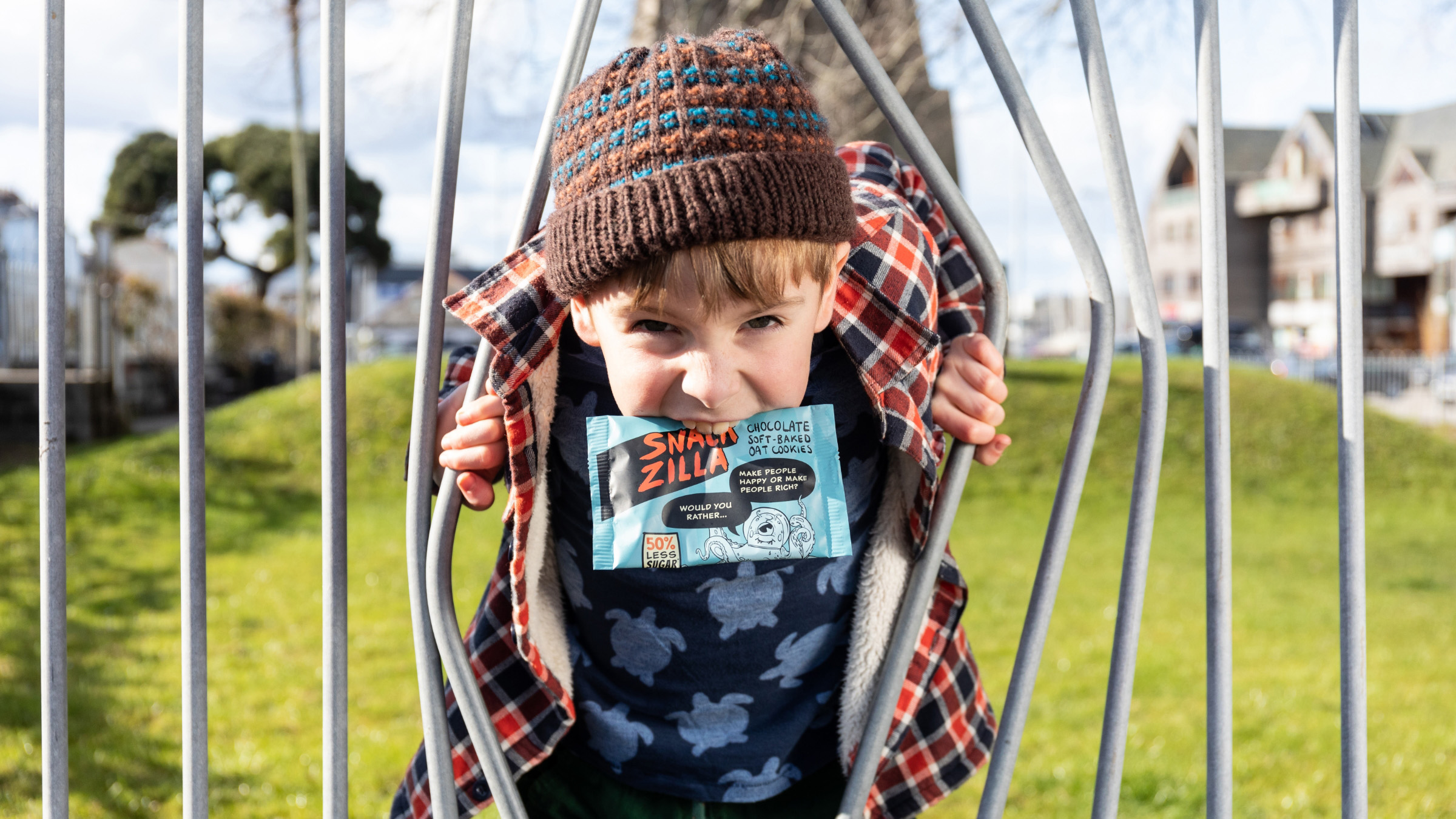 Snackzilla 燕麥餅干兒童低糖零食包裝設(shè)計(jì)，夸張的動(dòng)物線條插畫(huà)