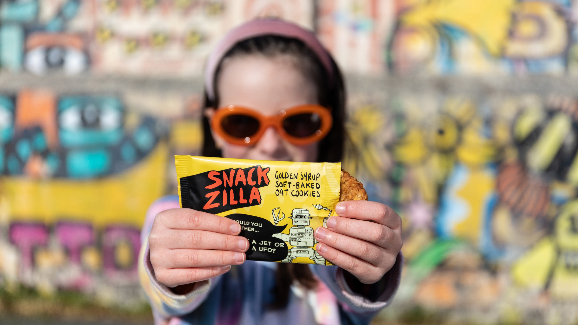 Snackzilla 燕麥餅干兒童低糖零食包裝設(shè)計(jì)，夸張的動(dòng)物線條插畫(huà)