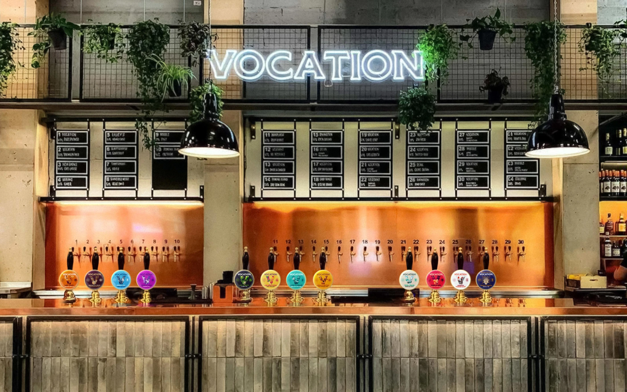 Vocation 手工啤酒包裝設計，V字母插畫品牌識別手法-陳列設計