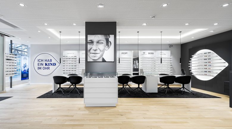 KIND 光學(xué)眼鏡和聲學(xué)聽(tīng)力產(chǎn)品專賣店店鋪空間si設(shè)計(jì)，黑白輕松風(fēng)格
