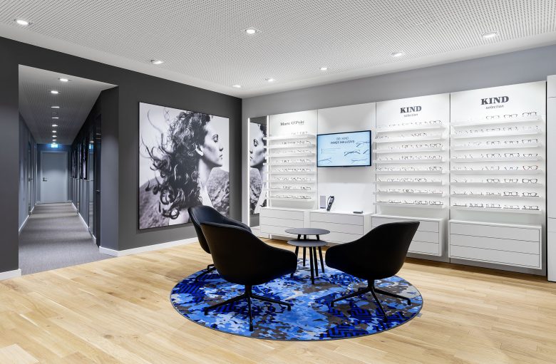 KIND 光學(xué)眼鏡和聲學(xué)聽(tīng)力產(chǎn)品專賣店店鋪空間si設(shè)計(jì)，黑白輕松風(fēng)格