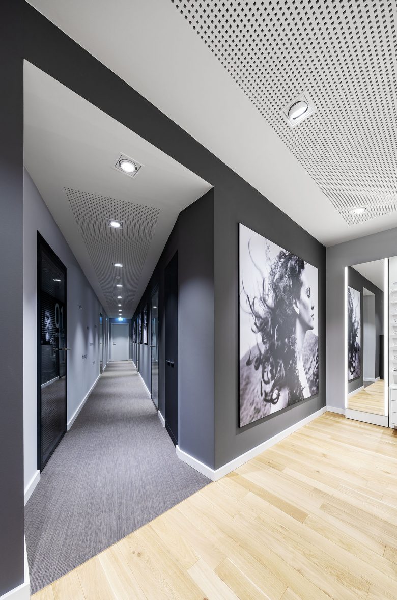 KIND 光學(xué)眼鏡和聲學(xué)聽(tīng)力產(chǎn)品專賣店店鋪空間si設(shè)計(jì)，黑白輕松風(fēng)格